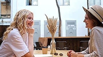 Как начать беседу на английском: фразы, которые помогут завязать разговор