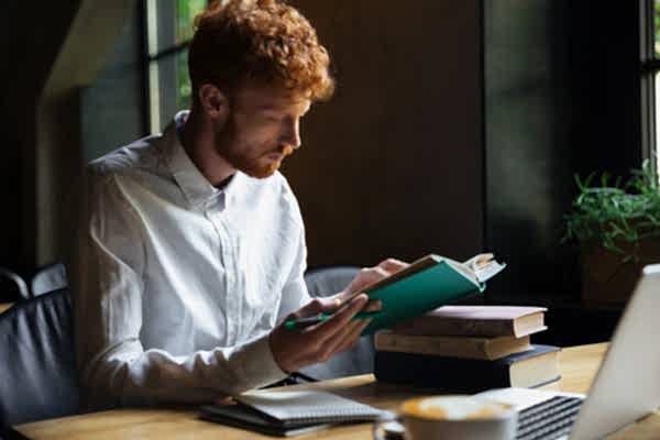 Девушка читает книгу на английском языке