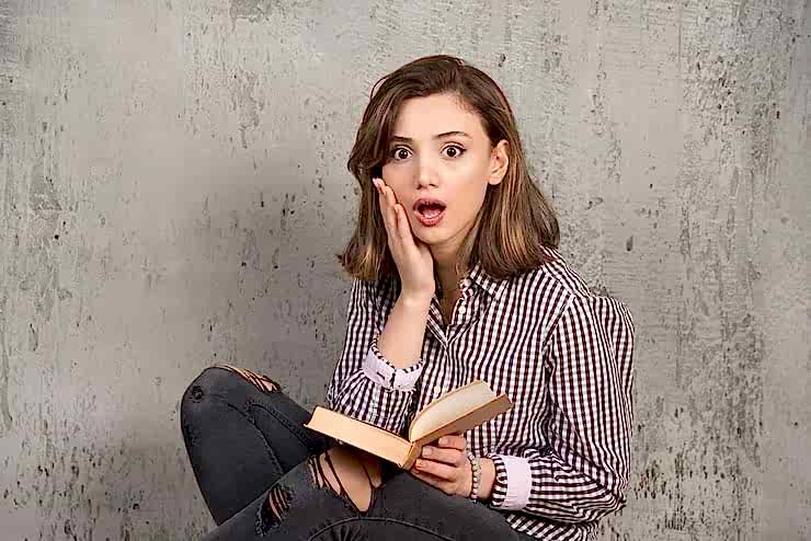 Девушка с книгой шокирована